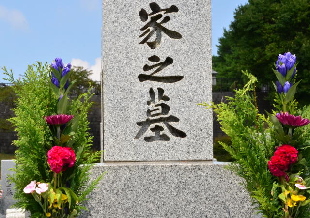 弊社は墓石への戒名彫刻を承っております。